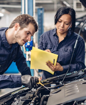 Mecánico revisando auto