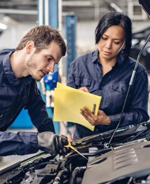Mecánicos trabajando